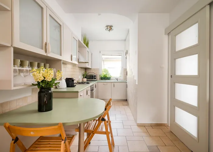 Сasa de vacaciones Warm & Cosy 2-store 3-br House With Fireplace, Living Room, Garden, Terrace, Balcony & Parking 30 Minutes From Centre