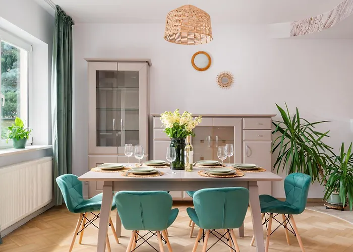 Сasa de vacaciones Warm & Cosy 2-store 3-br House With Fireplace, Living Room, Garden, Terrace, Balcony & Parking 30 Minutes From Centre