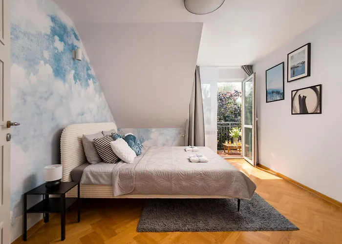 Сasa de vacaciones Warm & Cosy 2-store 3-br House With Fireplace, Living Room, Garden, Terrace, Balcony & Parking 30 Minutes From Centre