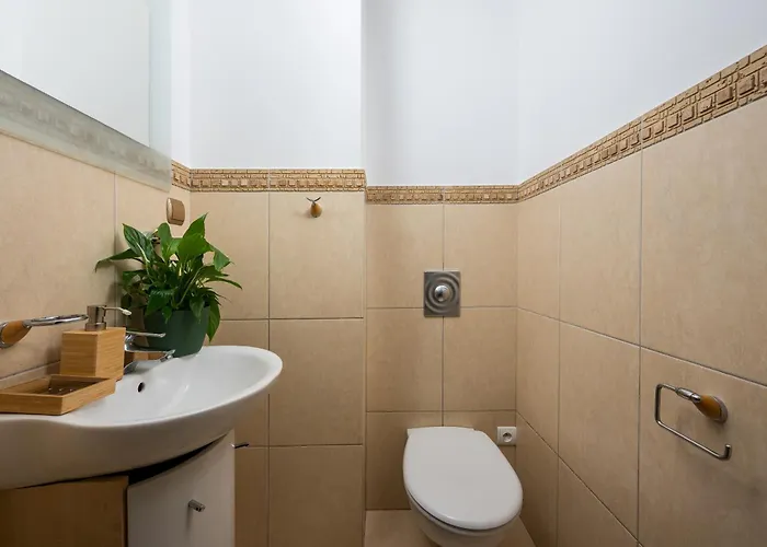 Сasa de vacaciones Warm & Cosy 2-store 3-br House With Fireplace, Living Room, Garden, Terrace, Balcony & Parking 30 Minutes From Centre Varsovia