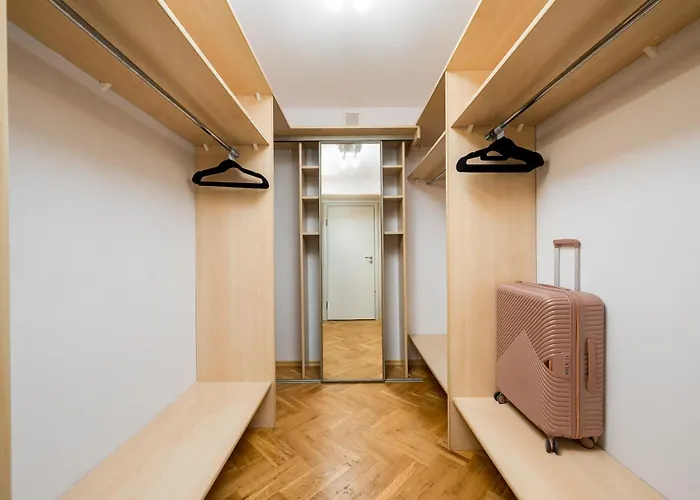 Warm & Cosy 2-store 3-br House With Fireplace, Living Room, Garden, Terrace, Balcony & Parking 30 Minutes From Centre Сasa de vacaciones Varsovia