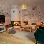 Warm & Cosy 2-store 3-br House With Fireplace, Living Room, Garden, Terrace, Balcony & Parking 30 Minutes From Centre Hébergement de vacances Varsovie