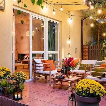 Hébergement de vacances Warm & Cosy 2-store 3-br House With Fireplace, Living Room, Garden, Terrace, Balcony & Parking 30 Minutes From Centre Varsovie