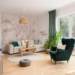 Warm & Cosy 2-store 3-br House With Fireplace, Living Room, Garden, Terrace, Balcony & Parking 30 Minutes From Centre * ワルシャワ