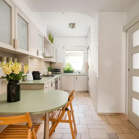 Semesterbostad Beautiful 2-store 3-br House With Living Room, Garden, Terrace, Balcony & Parking 30 Minutes From Centre