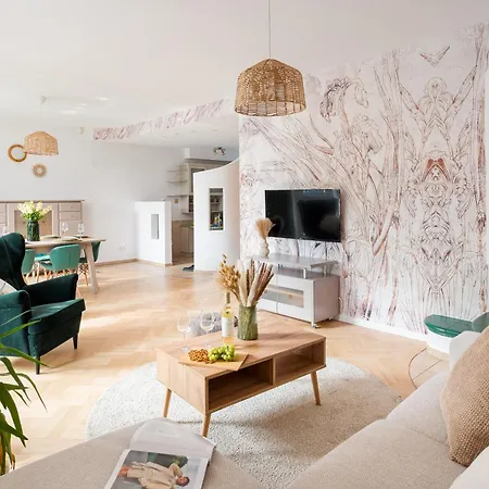 Hébergement de vacances Warm & Cosy 2-store 3-br House With Fireplace, Living Room, Garden, Terrace, Balcony & Parking 30 Minutes From Centre