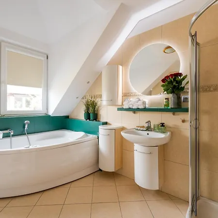 Warm & Cosy 2-store 3-br House With Fireplace, Living Room, Garden, Terrace, Balcony & Parking 30 Minutes From Centre * ורשה