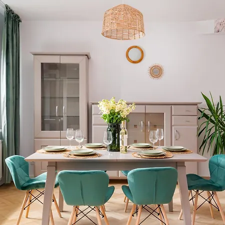 Semesterbostad Beautiful 2-store 3-br House With Living Room, Garden, Terrace, Balcony & Parking 30 Minutes From Centre