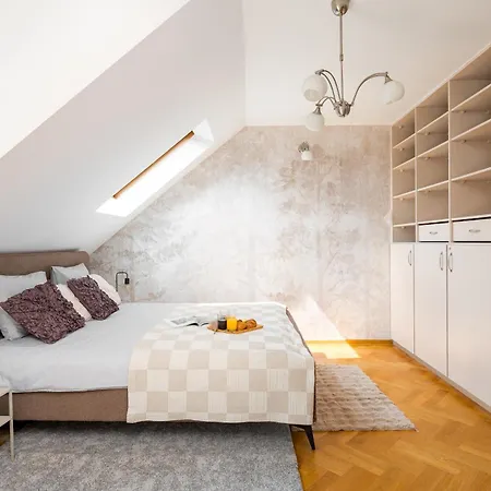 Beautiful 2-store 3-br House With Living Room, Garden, Terrace, Balcony & Parking 30 Minutes From Centre Semesterbostad