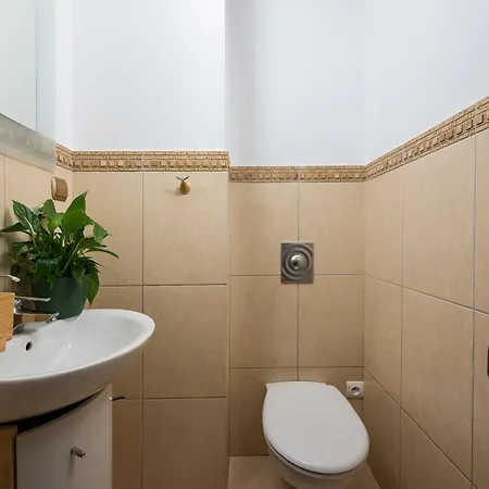 Hébergement de vacances Warm & Cosy 2-store 3-br House With Fireplace, Living Room, Garden, Terrace, Balcony & Parking 30 Minutes From Centre Varsovie