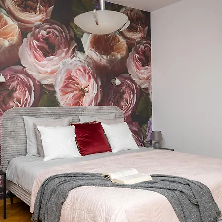 Beautiful 2-store 3-br House With Living Room, Garden, Terrace, Balcony & Parking 30 Minutes From Centre Feriehus *