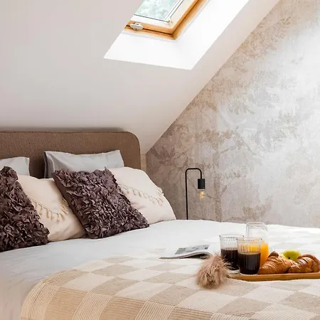 Feriehus Beautiful 2-store 3-br House With Living Room, Garden, Terrace, Balcony & Parking 30 Minutes From Centre Warszawa