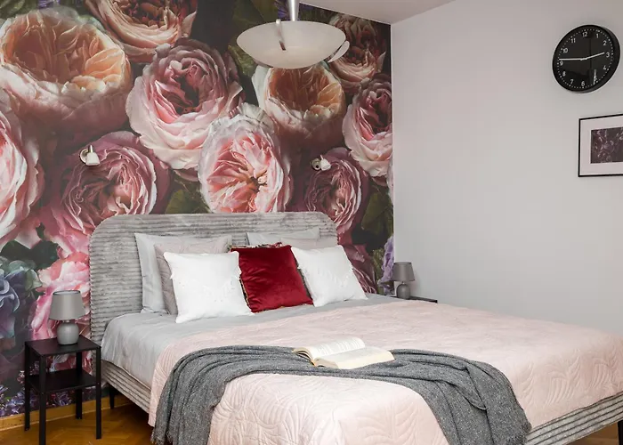 Warm & Cosy 2-store 3-br House With Fireplace, Living Room, Garden, Terrace, Balcony & Parking 30 Minutes From Centre Vakantiehuis *