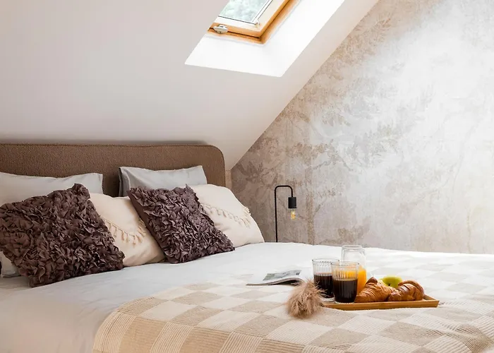 Vakantiehuis Warm & Cosy 2-store 3-br House With Fireplace, Living Room, Garden, Terrace, Balcony & Parking 30 Minutes From Centre Warschau