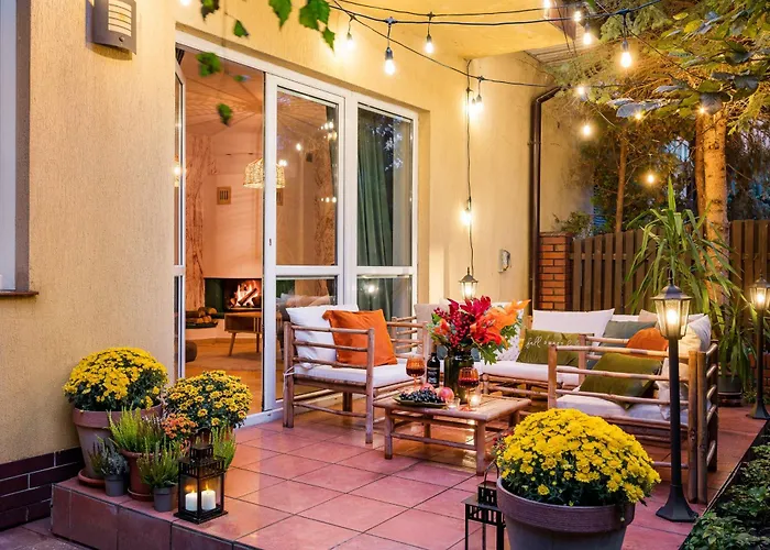 Vakantiehuis Warm & Cosy 2-store 3-br House With Fireplace, Living Room, Garden, Terrace, Balcony & Parking 30 Minutes From Centre Warschau