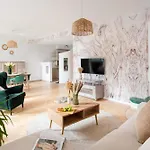 Semesterbostad Warm & Cosy 2-store 3-br House With Fireplace, Living Room, Garden, Terrace, Balcony & Parking 30 Minutes From Centre