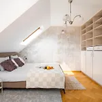 Warm & Cosy 2-store 3-br House With Fireplace, Living Room, Garden, Terrace, Balcony & Parking 30 Minutes From Centre Semesterbostad
