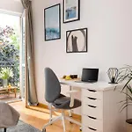 Warm & Cosy 2-store 3-br House With Fireplace, Living Room, Garden, Terrace, Balcony & Parking 30 Minutes From Centre Semesterbostad Warszawa