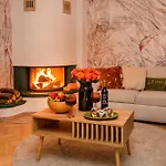 Semesterbostad Warm & Cosy 2-store 3-br House With Fireplace, Living Room, Garden, Terrace, Balcony & Parking 30 Minutes From Centre *
