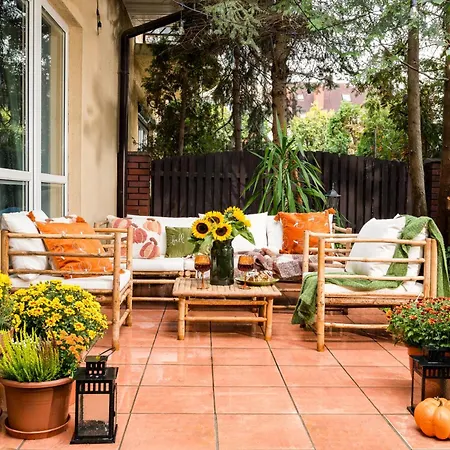Warm & Cosy 2-store 3-br House With Fireplace, Living Room, Garden, Terrace, Balcony & Parking 30 Minutes From Centre Semesterbostad Warszawa