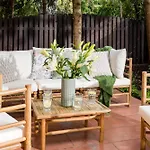 Semesterbostad Warm & Cosy 2-store 3-br House With Fireplace, Living Room, Garden, Terrace, Balcony & Parking 30 Minutes From Centre *