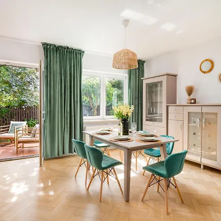 Warm & Cosy 2-store 3-br House With Fireplace, Living Room, Garden, Terrace, Balcony & Parking 30 Minutes From Centre 度假居 *