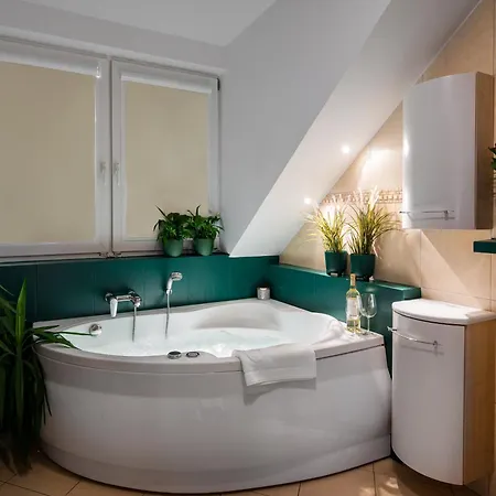 Warm & Cosy 2-store 3-br House With Fireplace, Living Room, Garden, Terrace, Balcony & Parking 30 Minutes From Centre 华沙