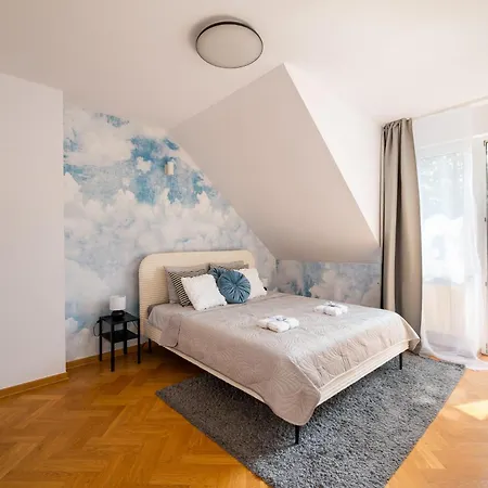 Warm & Cosy 2-store 3-br House With Fireplace, Living Room, Garden, Terrace, Balcony & Parking 30 Minutes From Centre 度假居 *